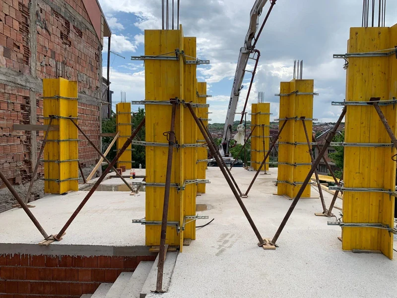 Оплата околу бетонски столб на градилиште