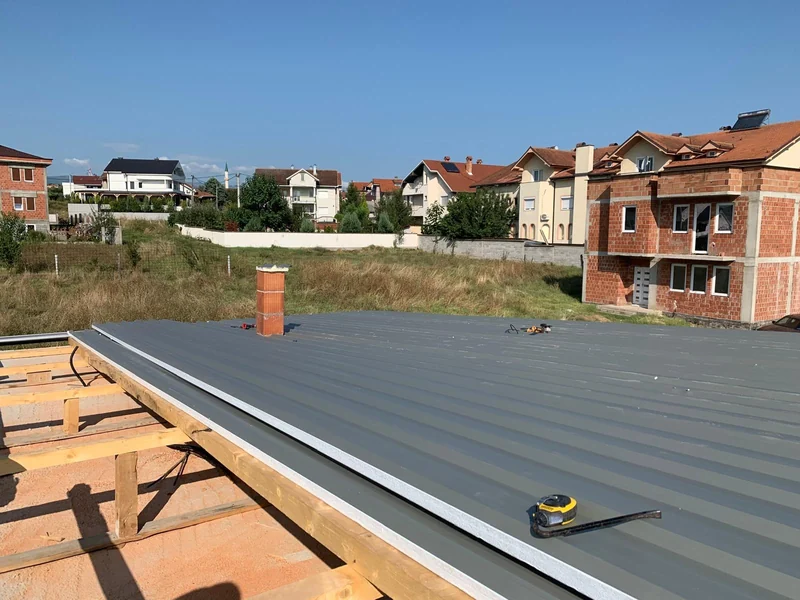 Roof covered with corrugated metal sheets